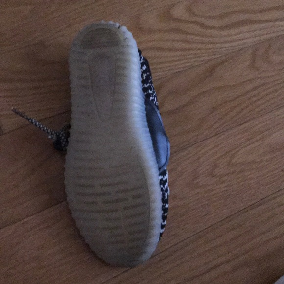 Kids light up shoes gently used. Lights up - Picture 4 of 8